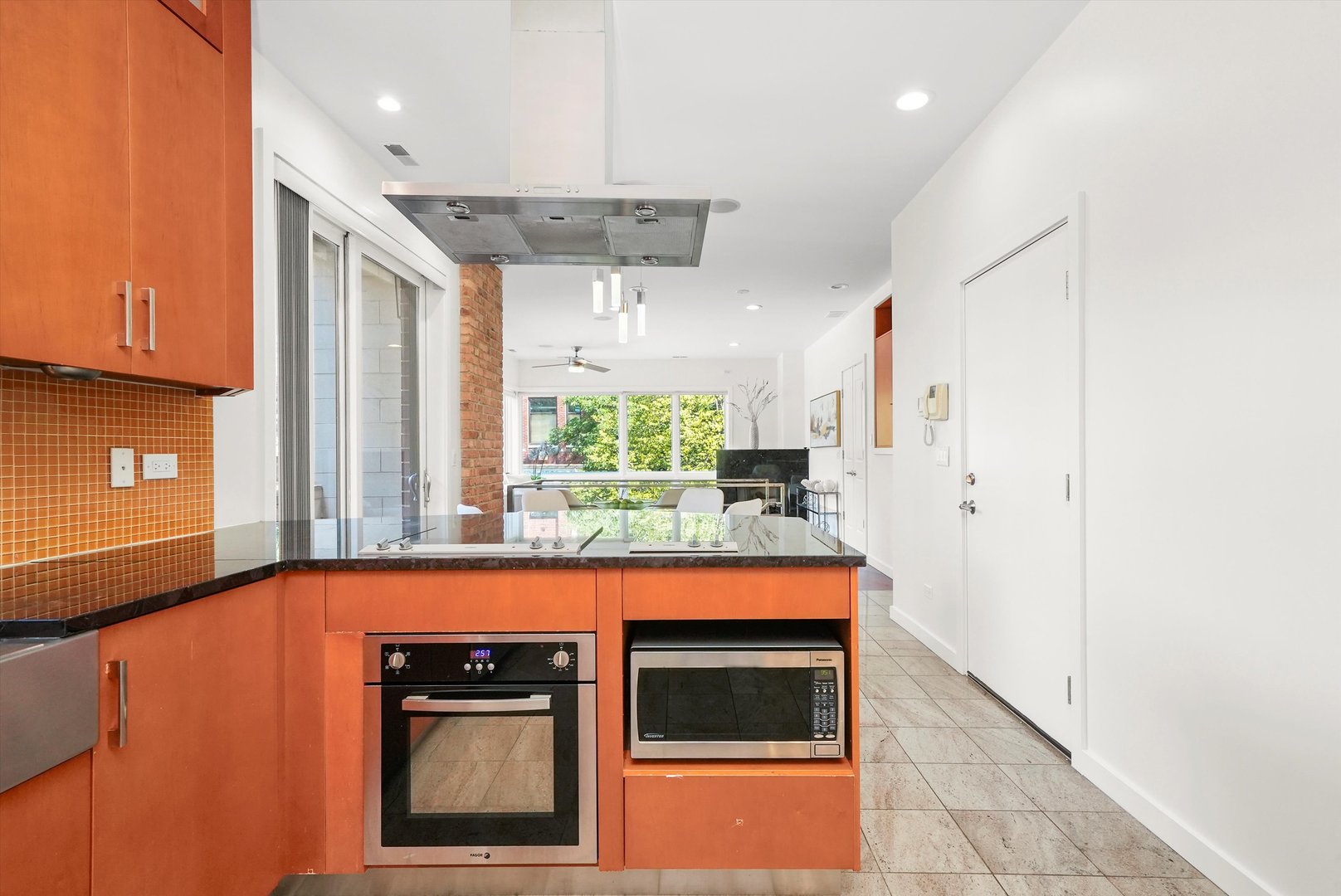 2259 W wabansia Avenue Unit: 210