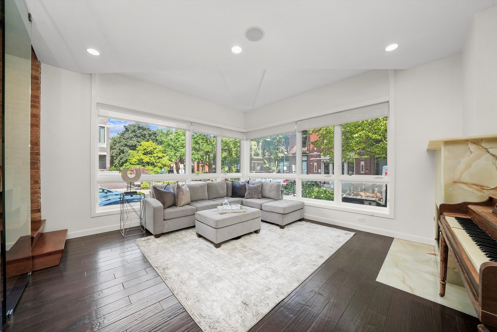 2259 W wabansia Avenue Unit: 210