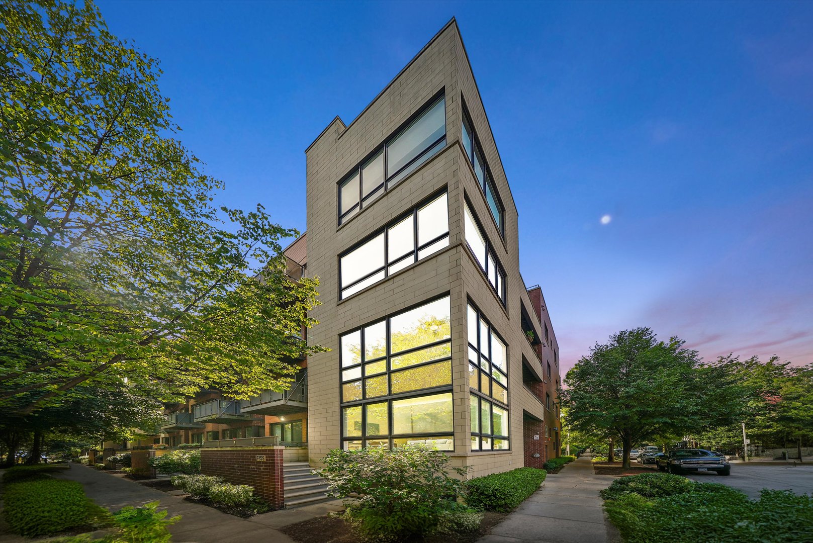 2259 W wabansia Avenue Unit: 210