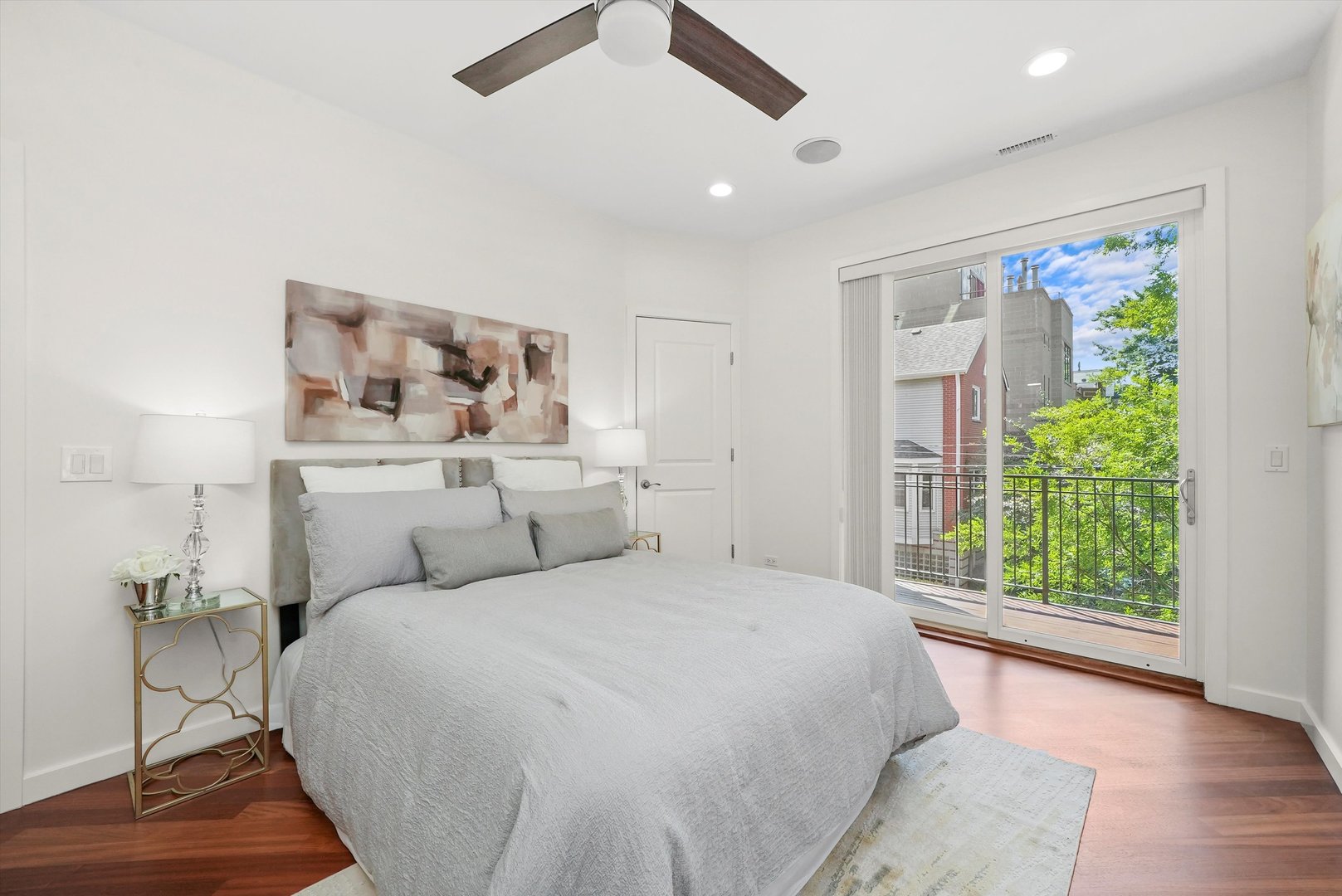 2259 W wabansia Avenue Unit: 210