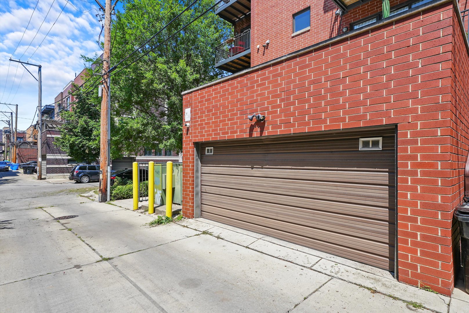 2259 W wabansia Avenue Unit: 210