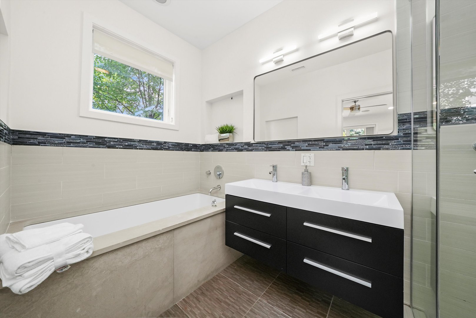 2259 W wabansia Avenue Unit: 210