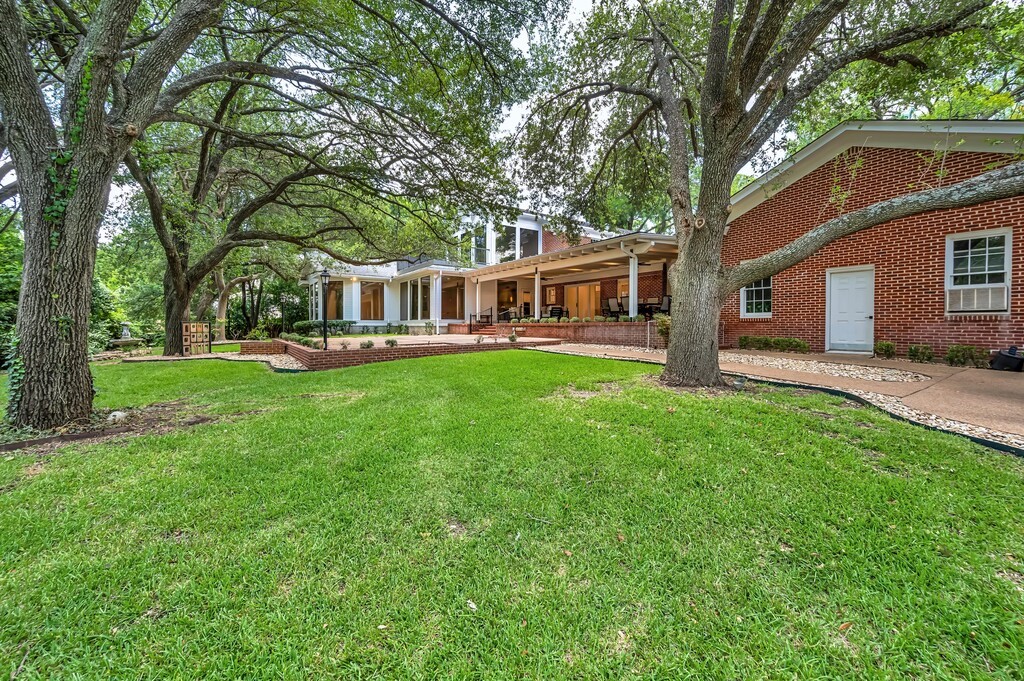 2825 Lake Air Drive