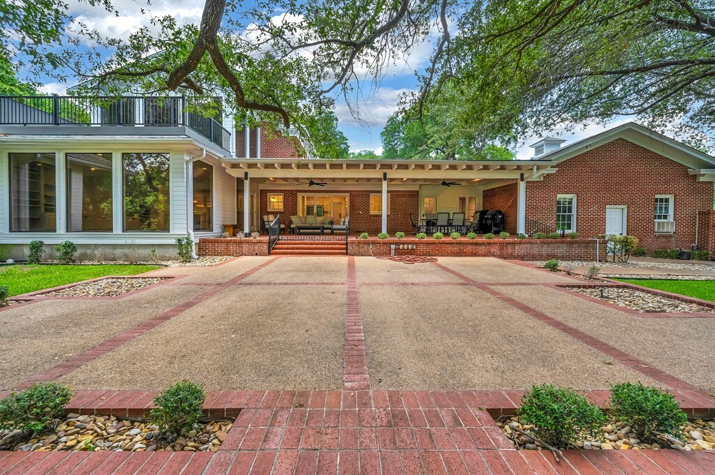 2825 Lake Air Drive