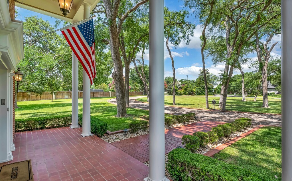 2825 Lake Air Drive