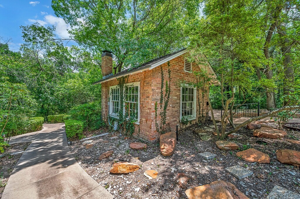 2825 Lake Air Drive