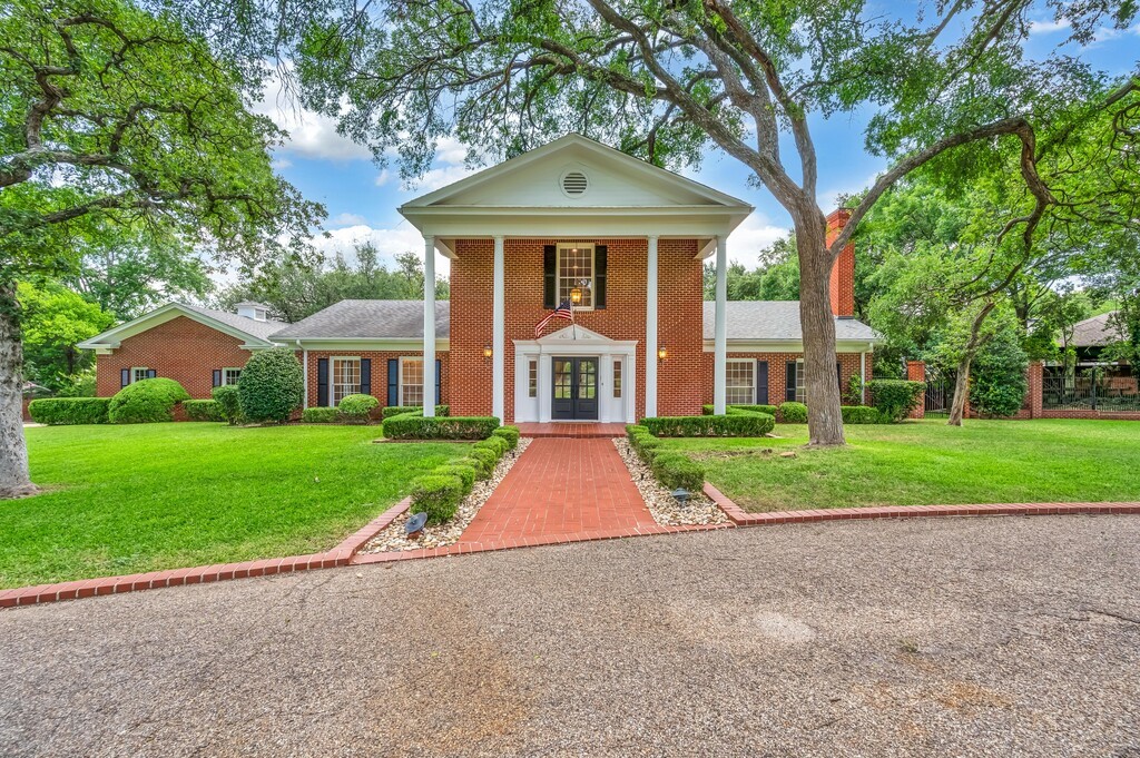 2825 Lake Air Drive