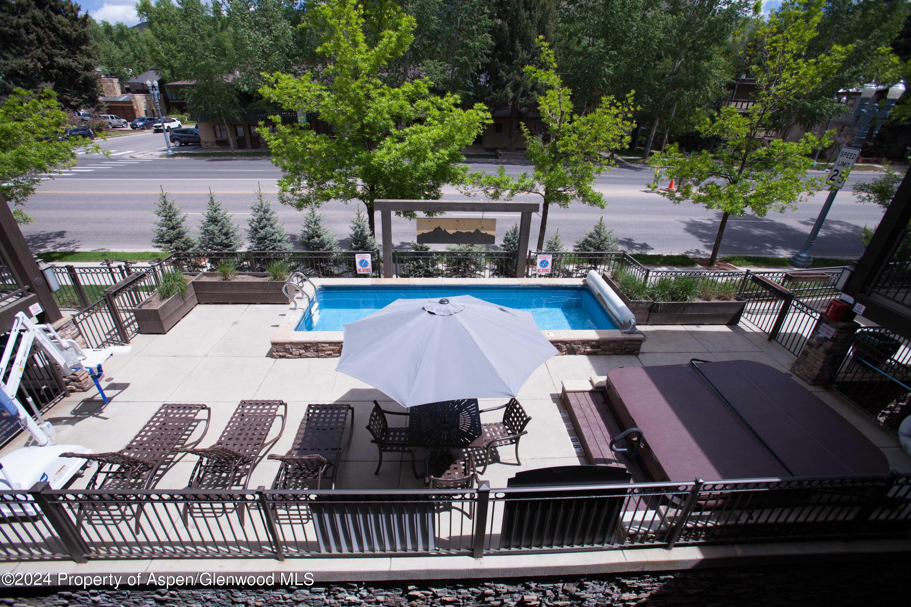 233 W Main Street, 002
