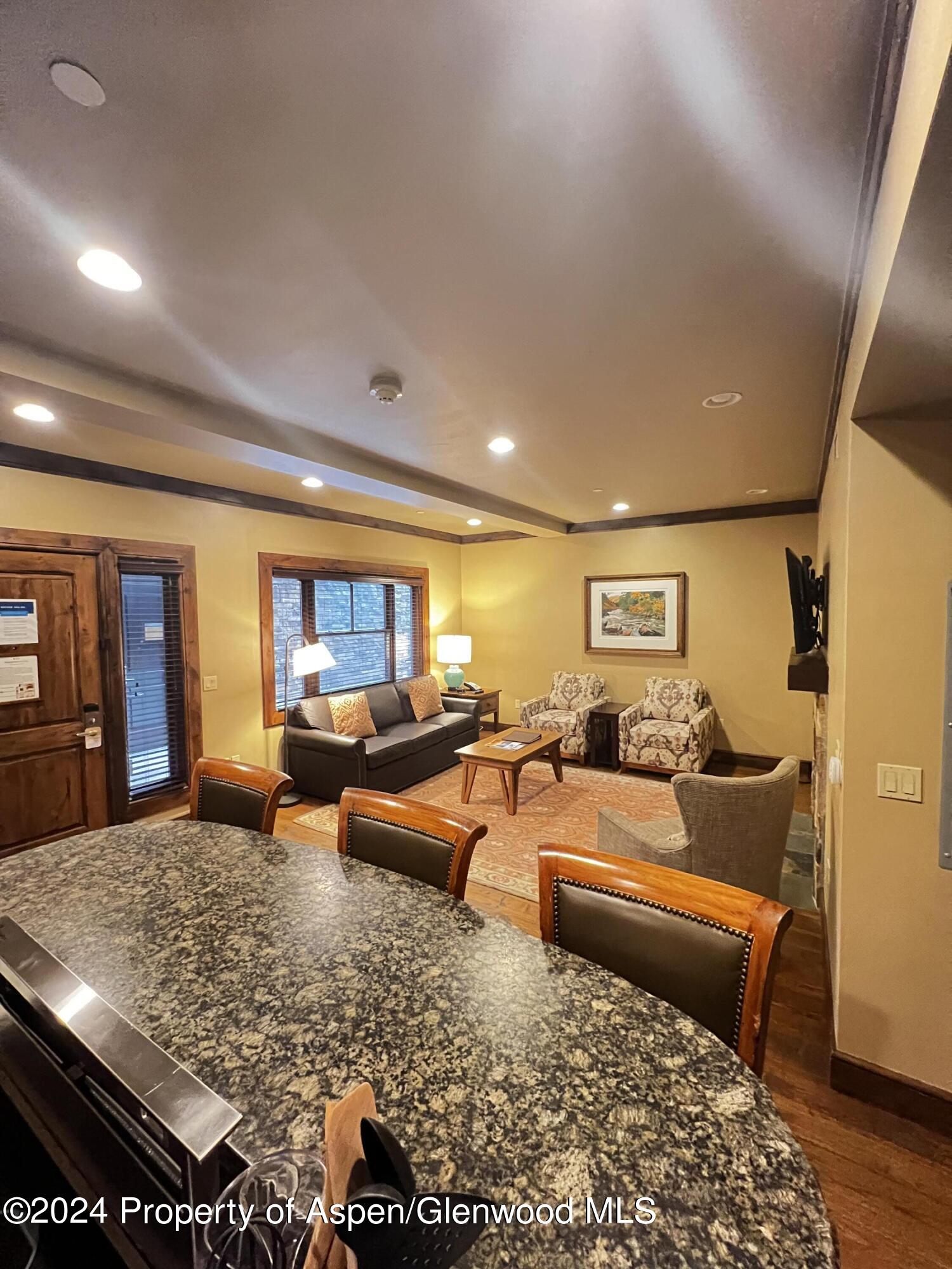 233 W Main Street, 002