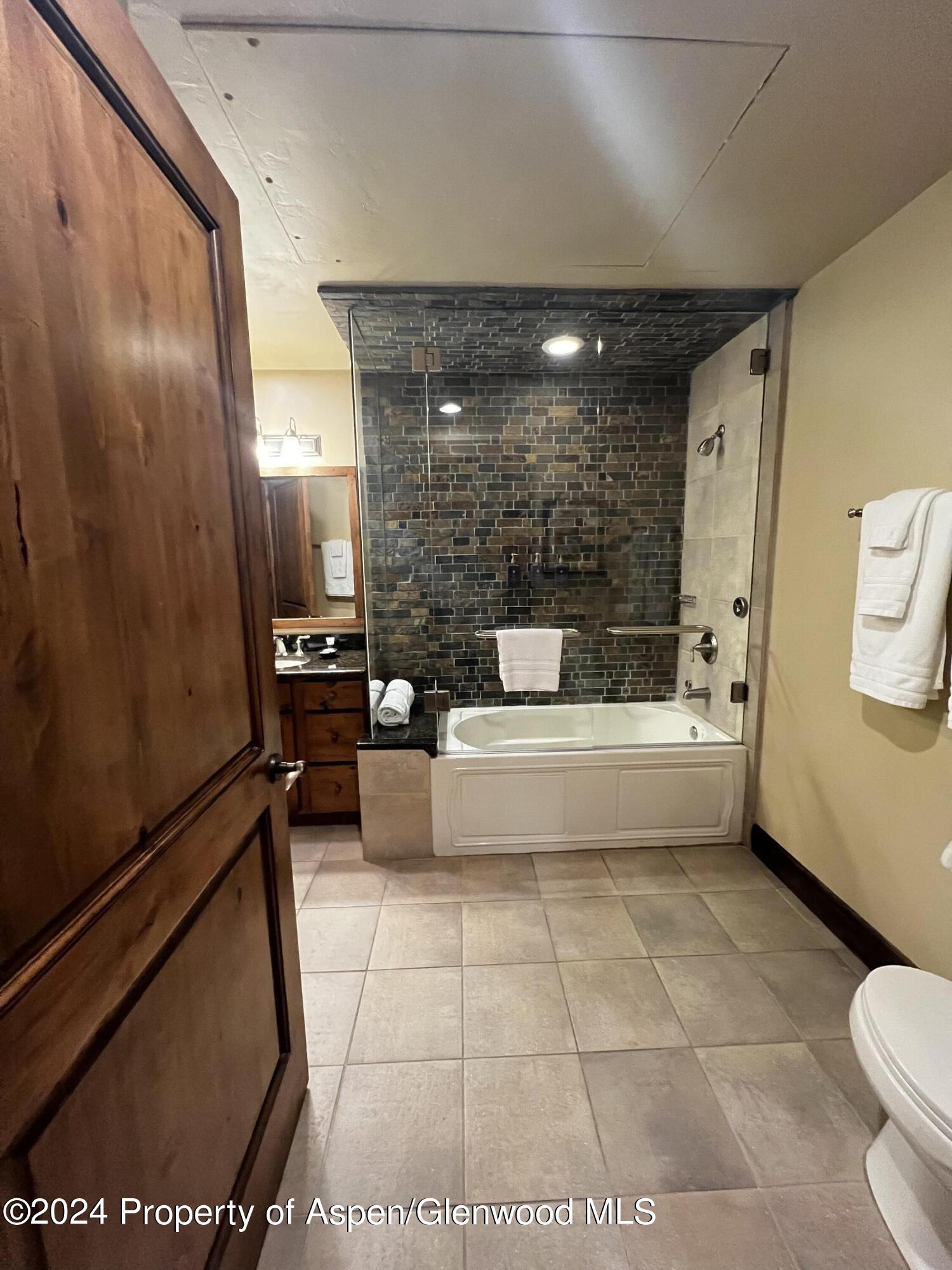 233 W Main Street, 002