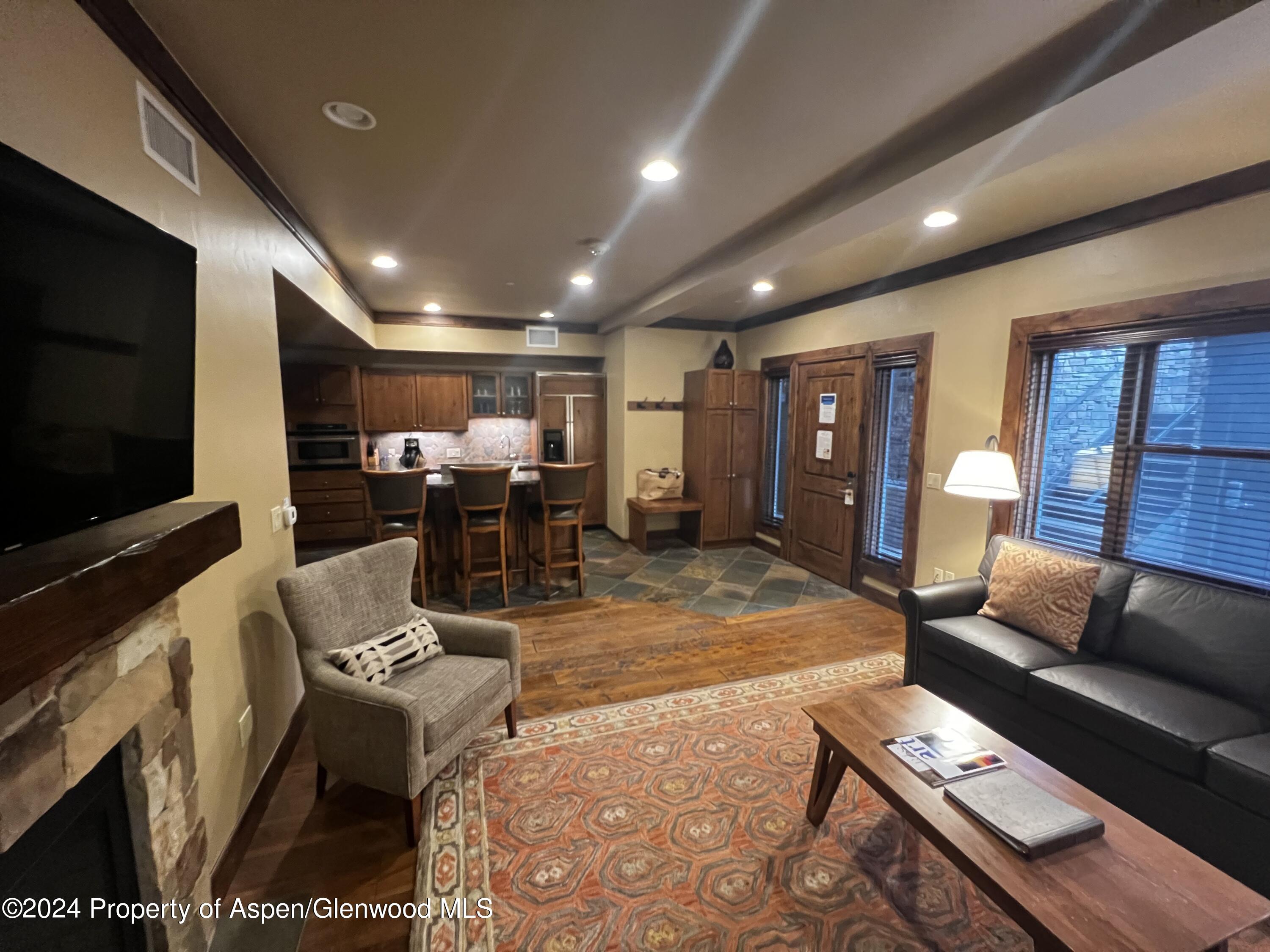 233 W Main Street, 002
