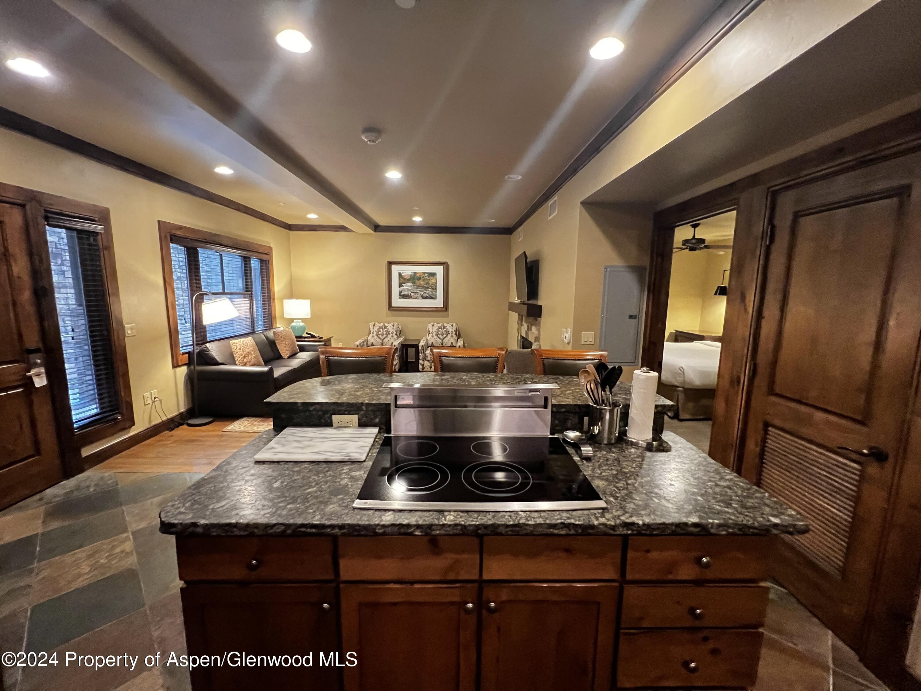 233 W Main Street, 002