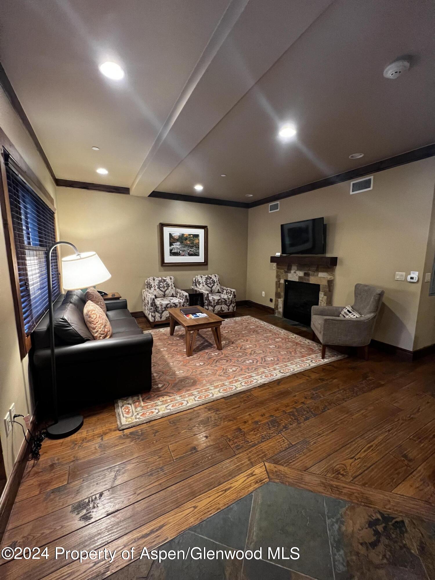 233 W Main Street, 002