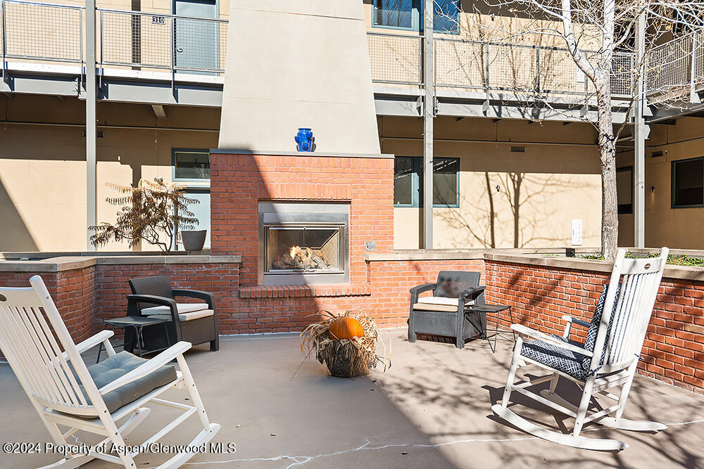 361 Robinson Street, 326