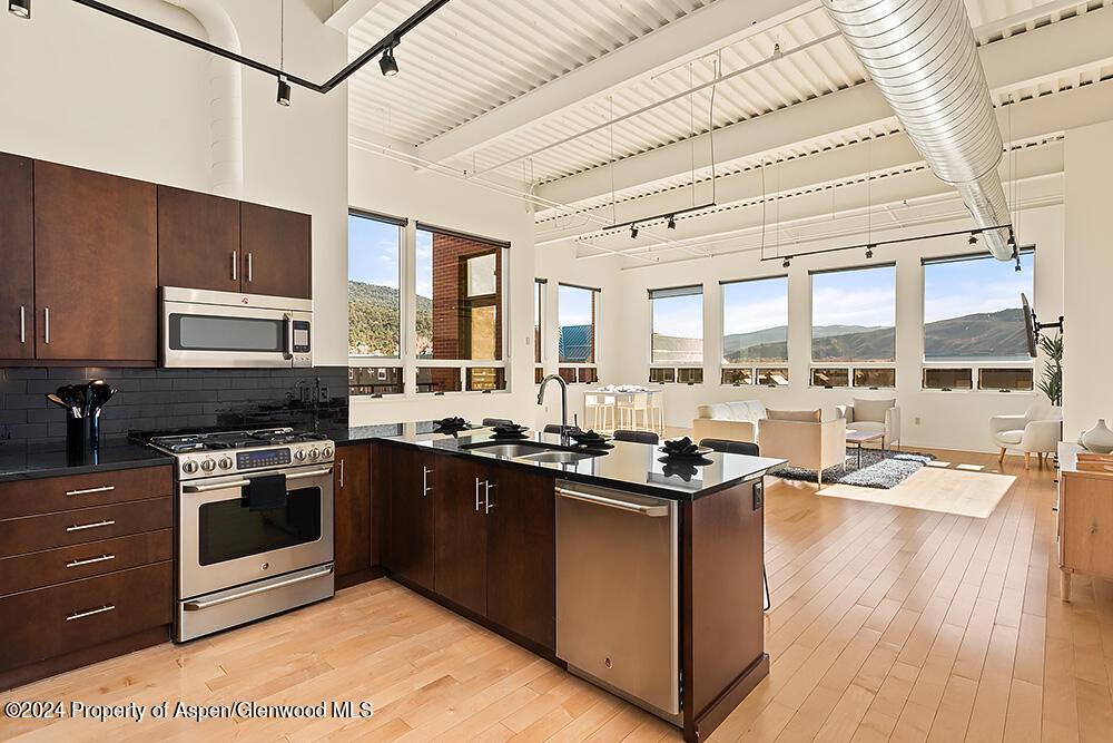 361 Robinson Street, 326