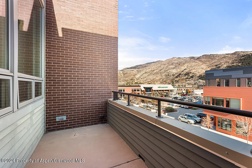 361 Robinson Street, 326