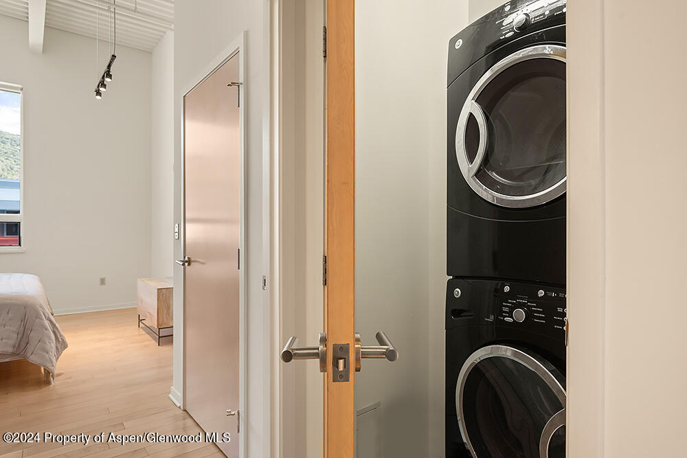 361 Robinson Street, 326