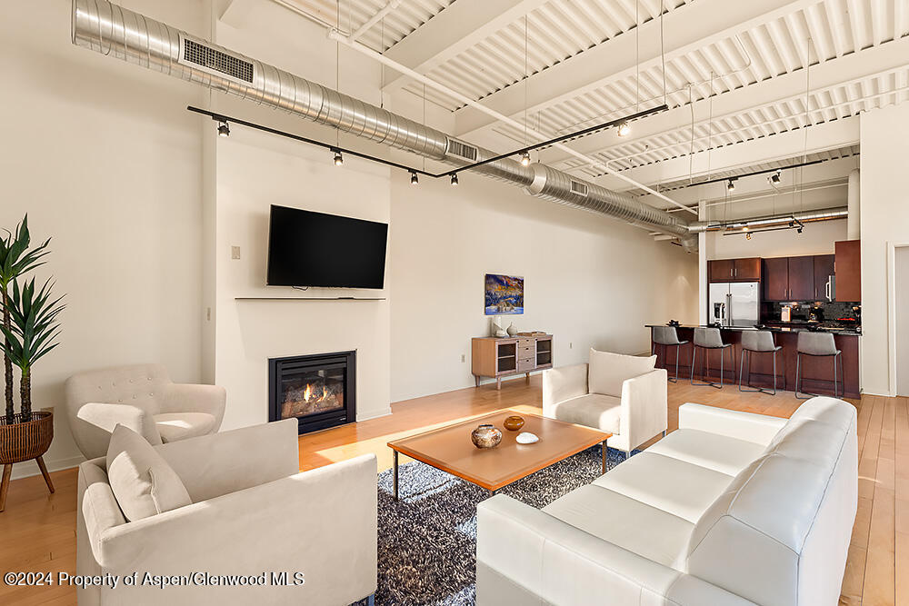 361 Robinson Street, 326