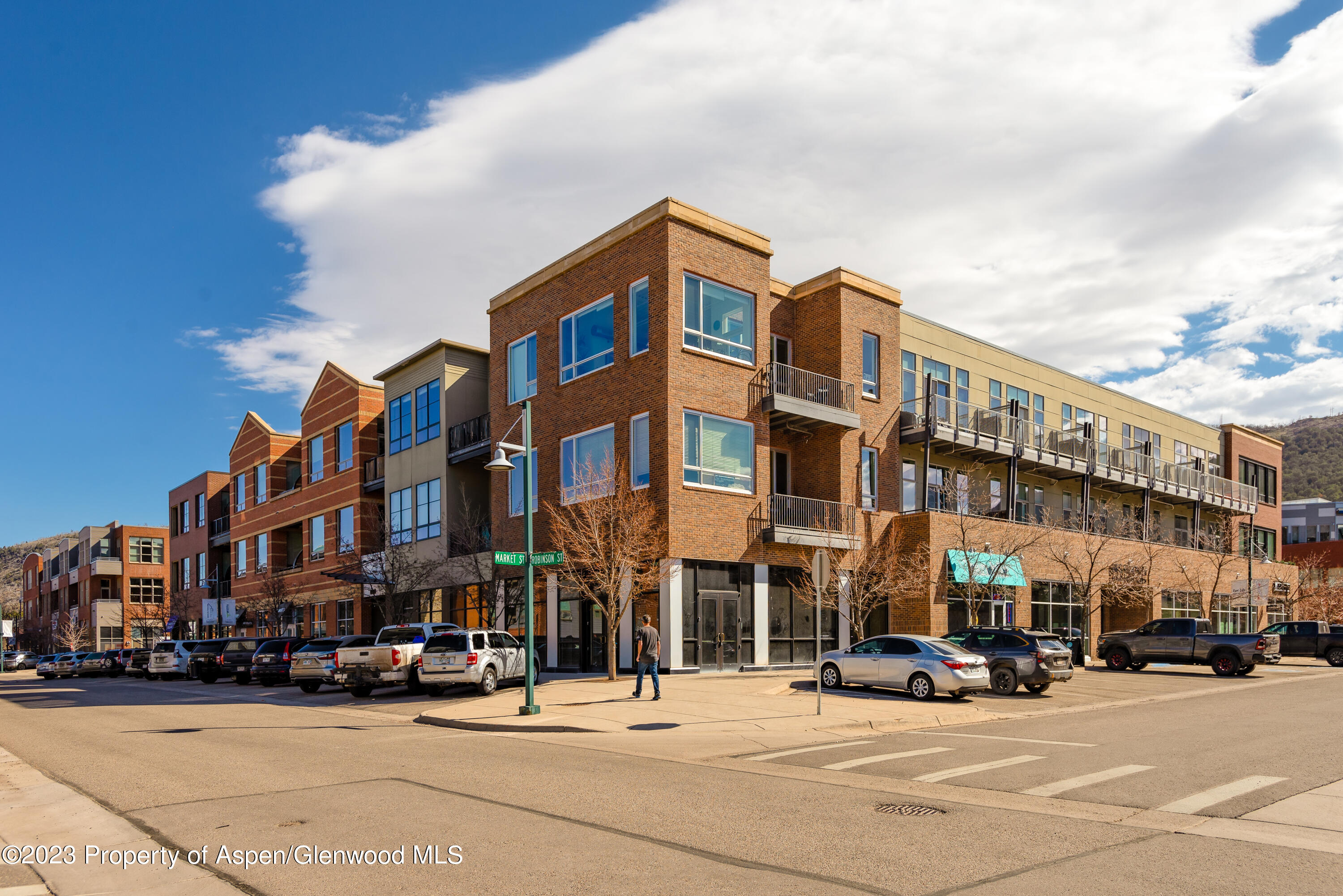 361 Robinson Street, 318
