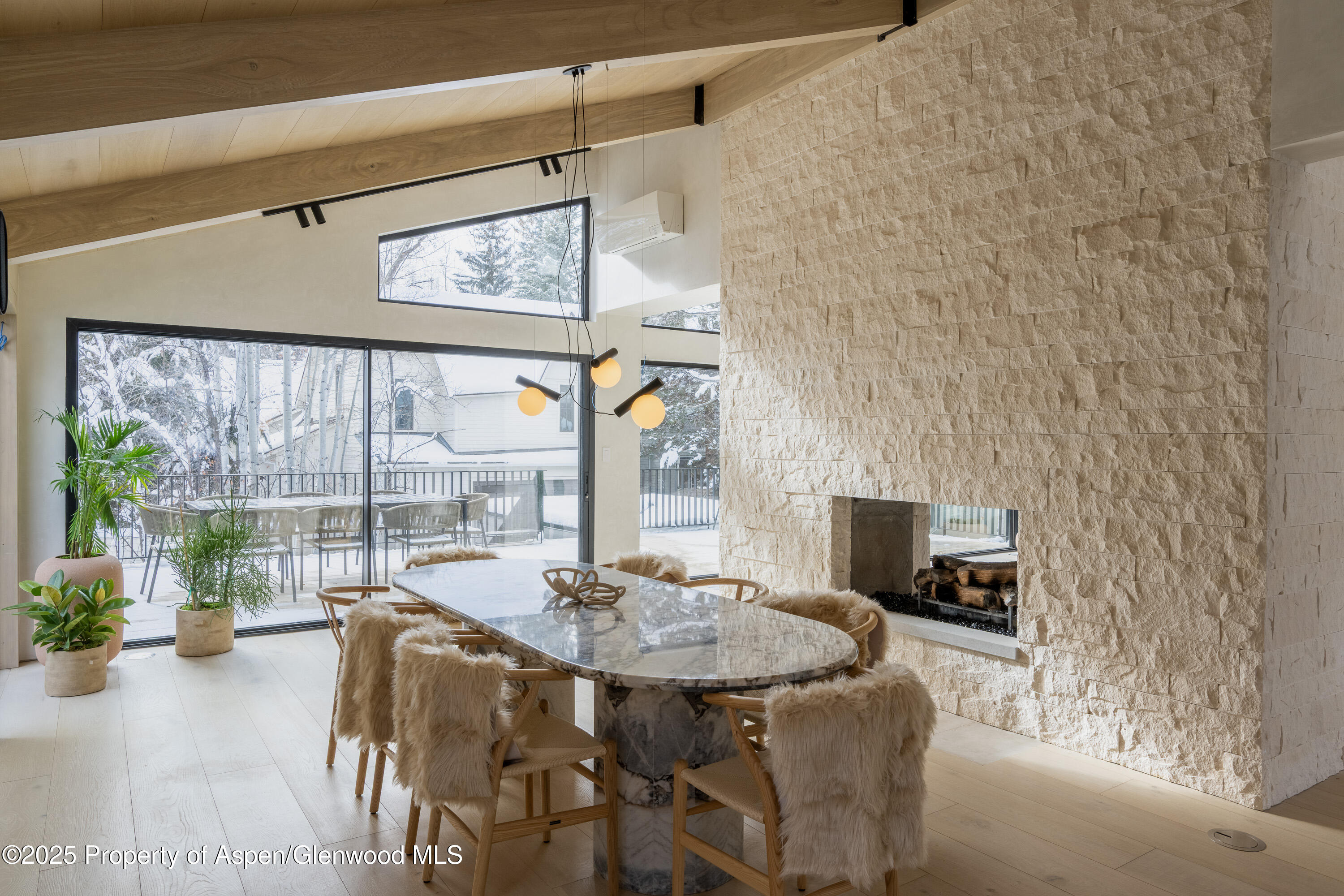 609 W Francis Street