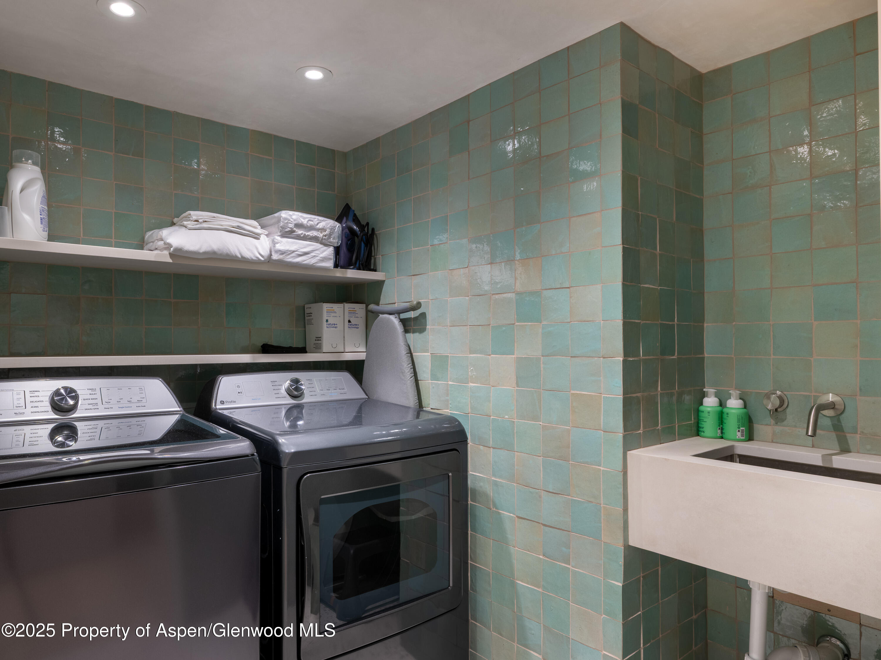 609 W Francis Street