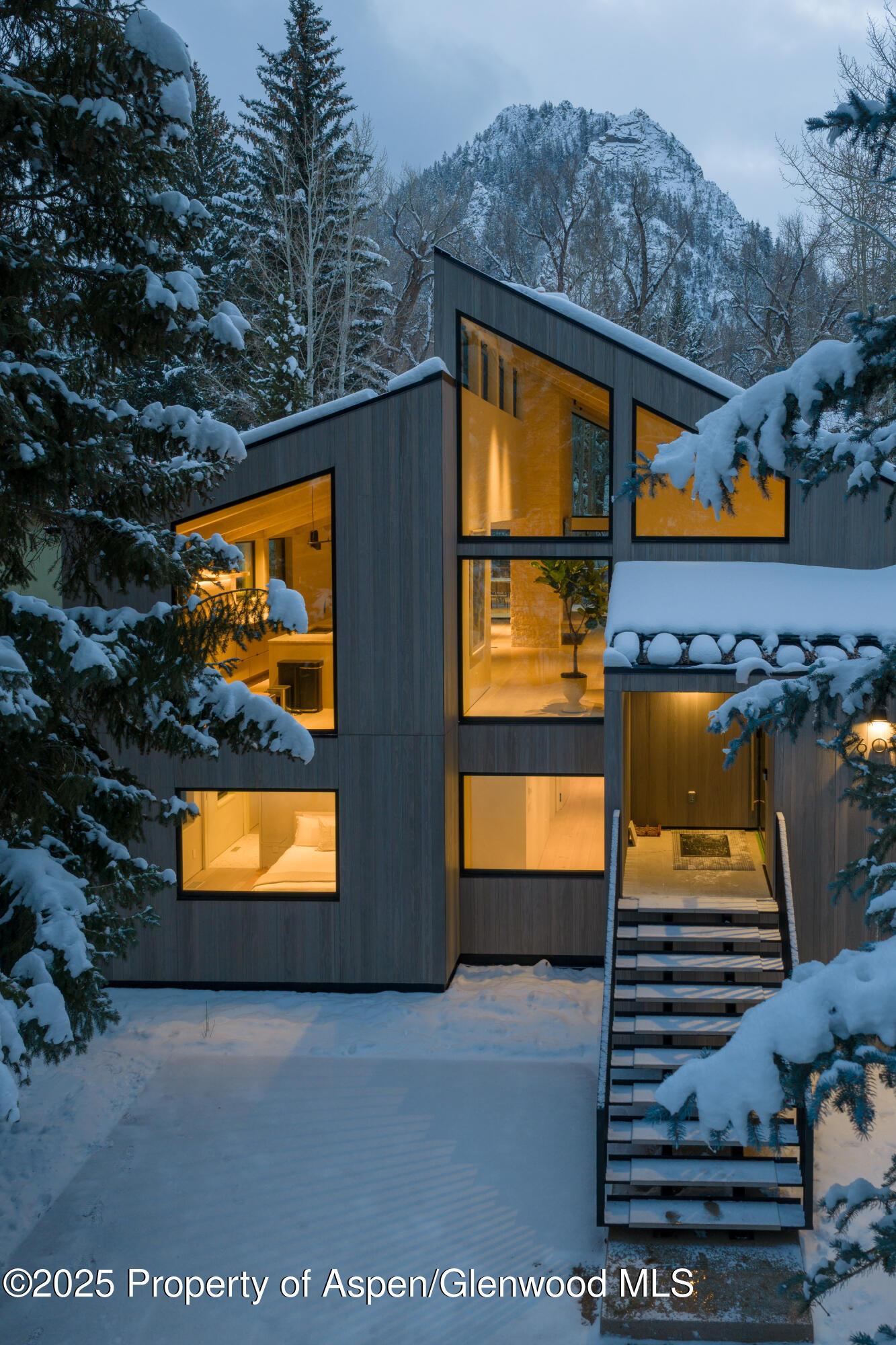 609 W Francis Street