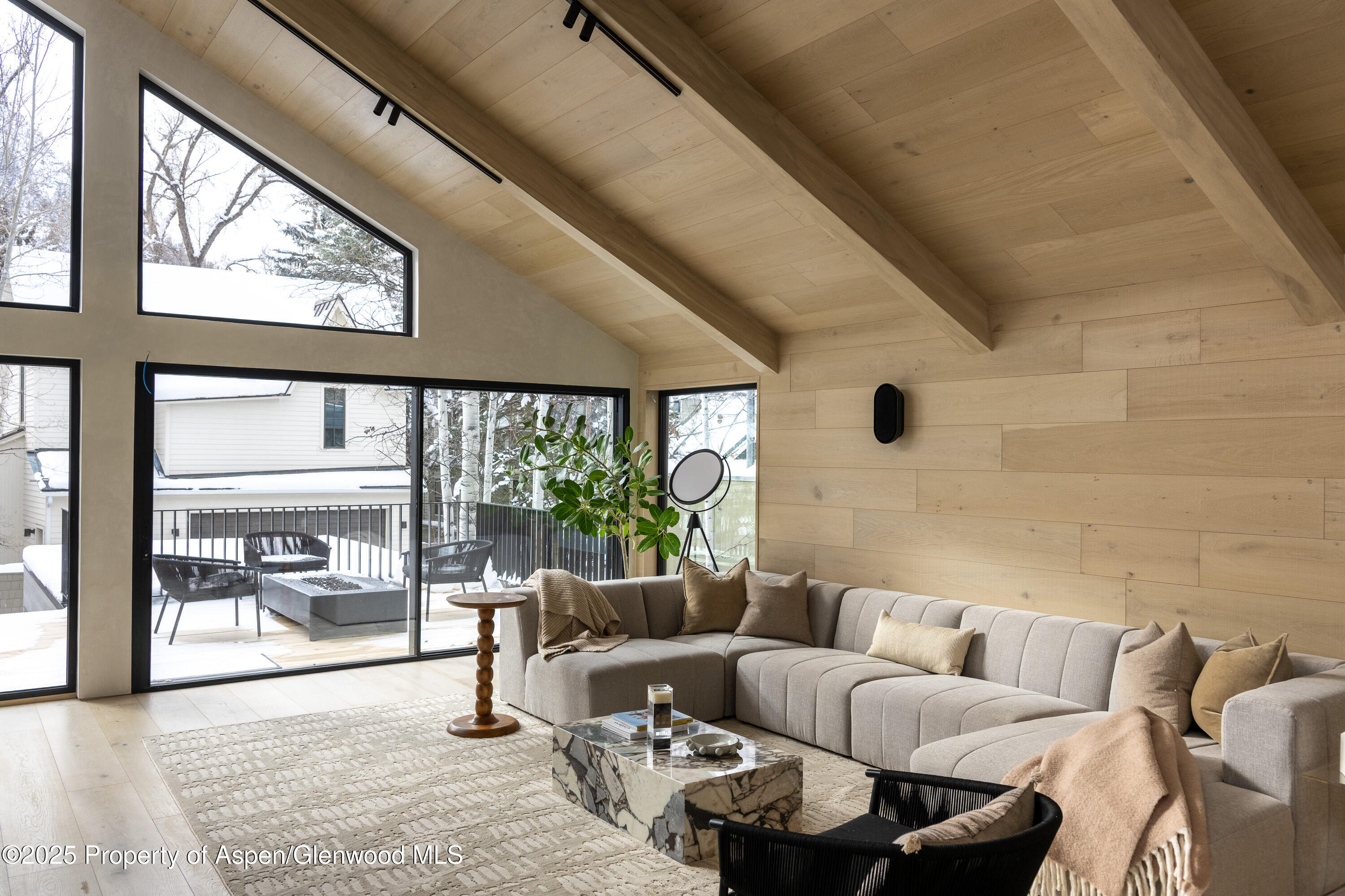 609 W Francis Street