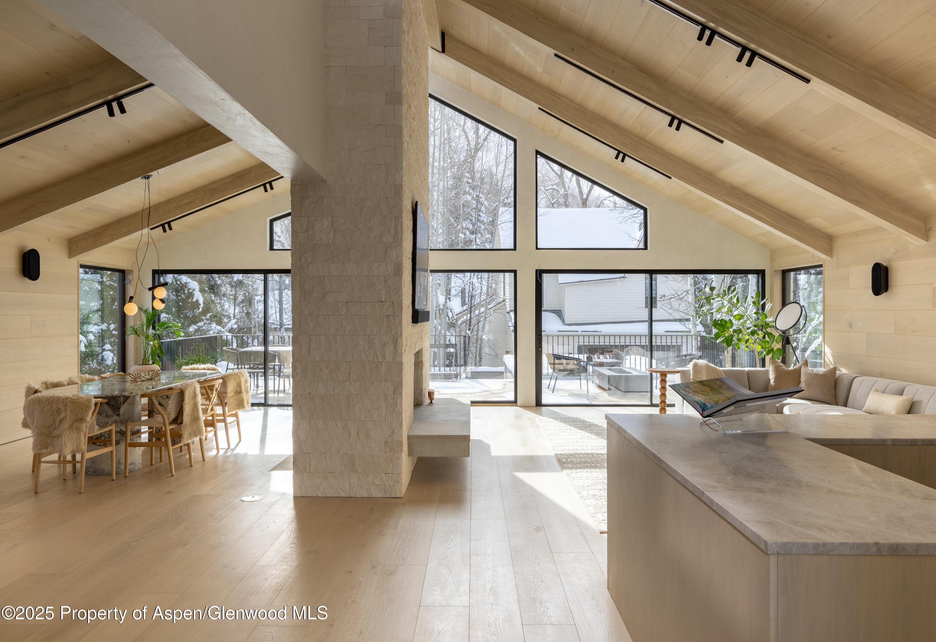 609 W Francis Street