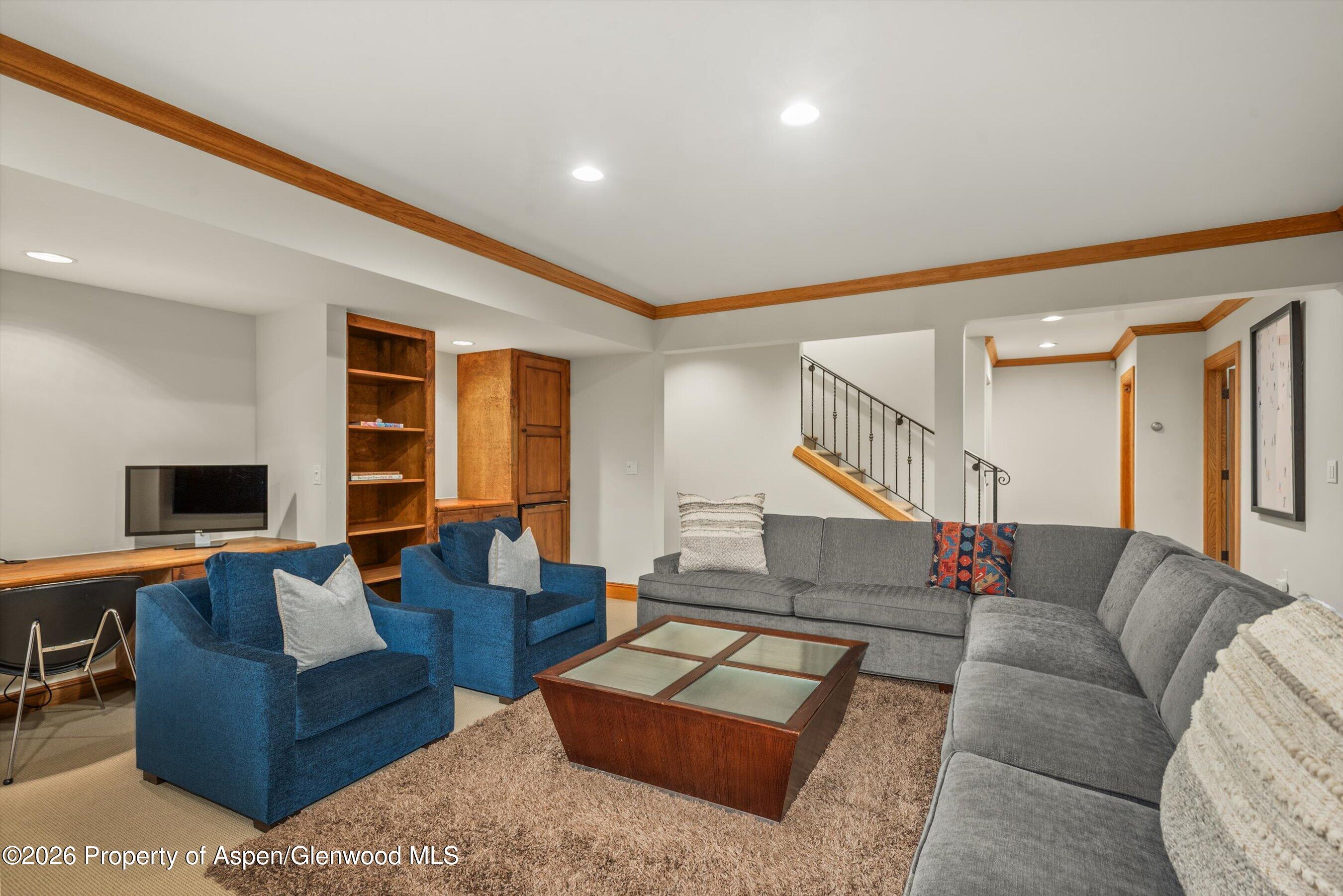 413 W Smuggler Street