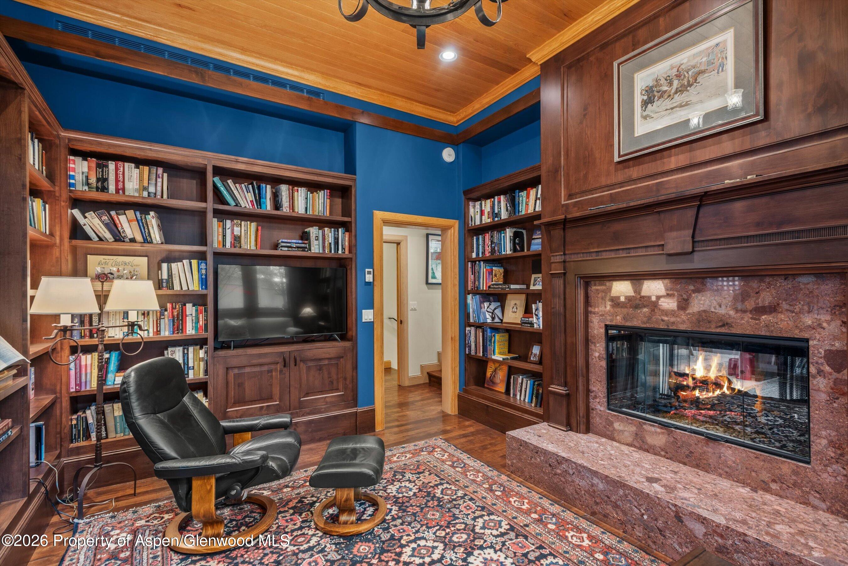 413 W Smuggler Street