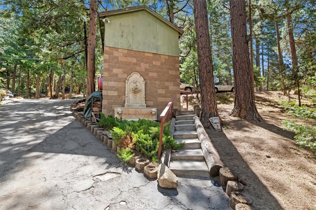 23075 Oak Leaf Lane