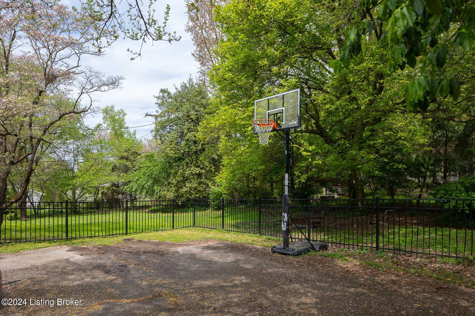 225 Blankenbaker Ln