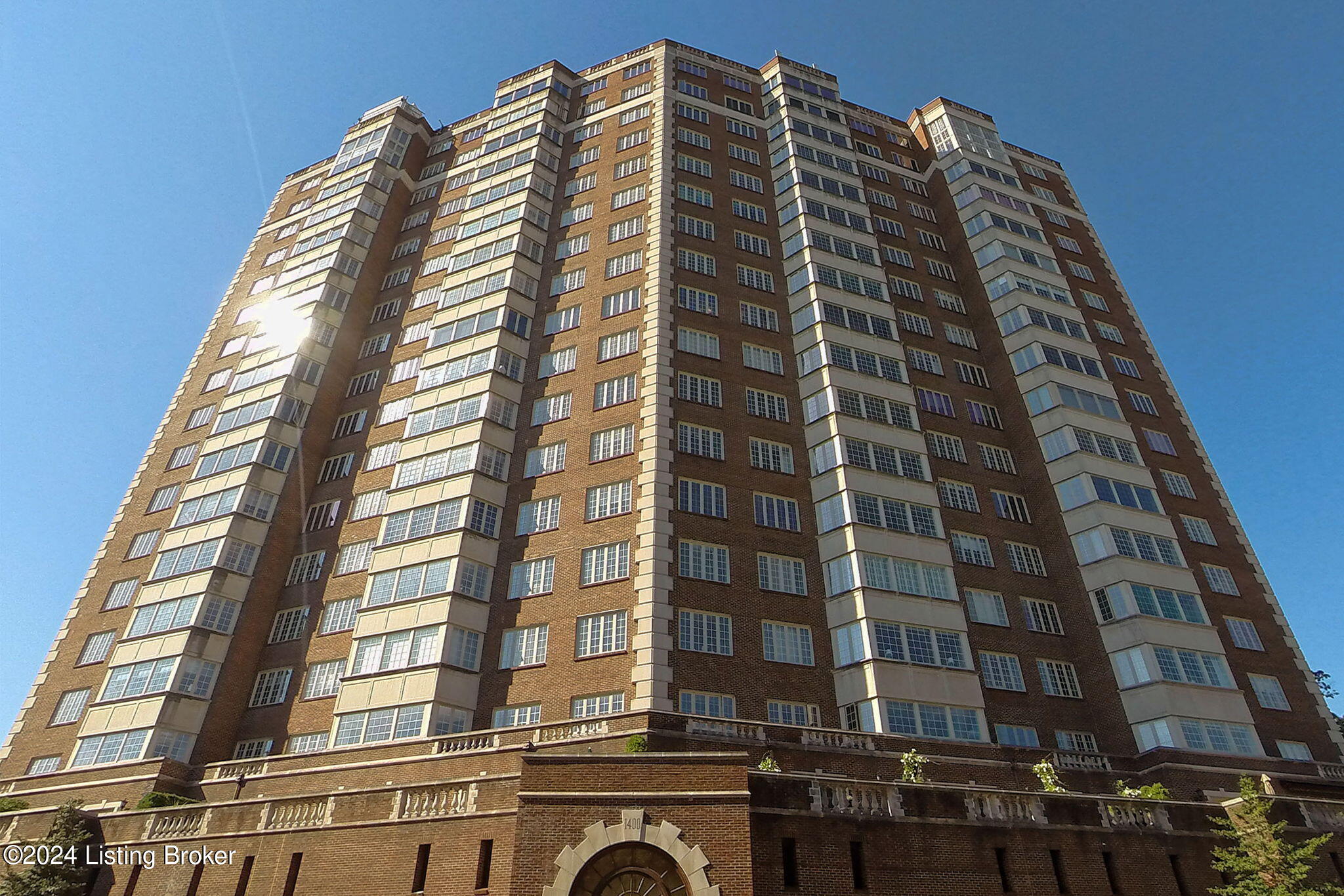 1400 Willow Ave, 807