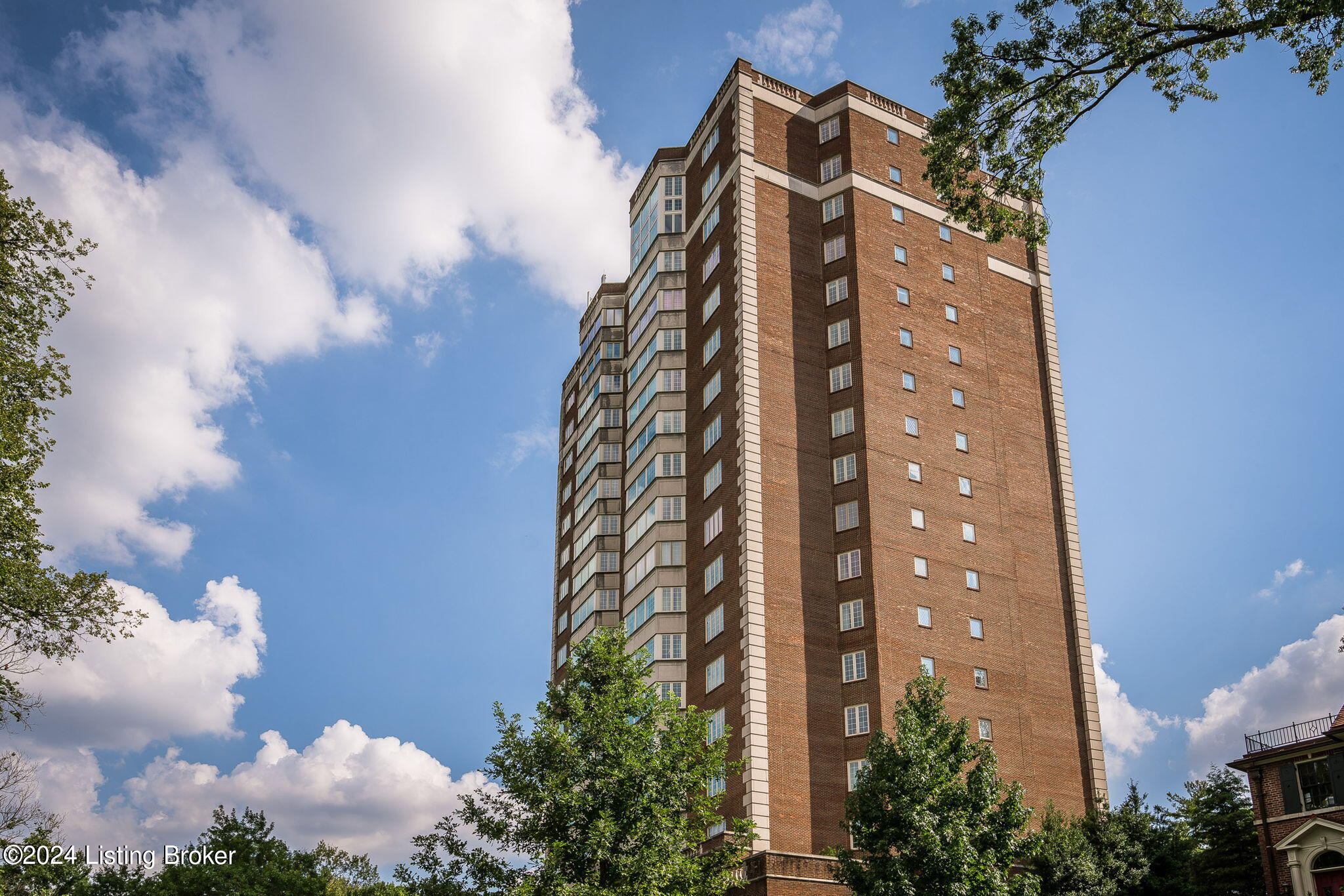 1400 Willow Ave, 807