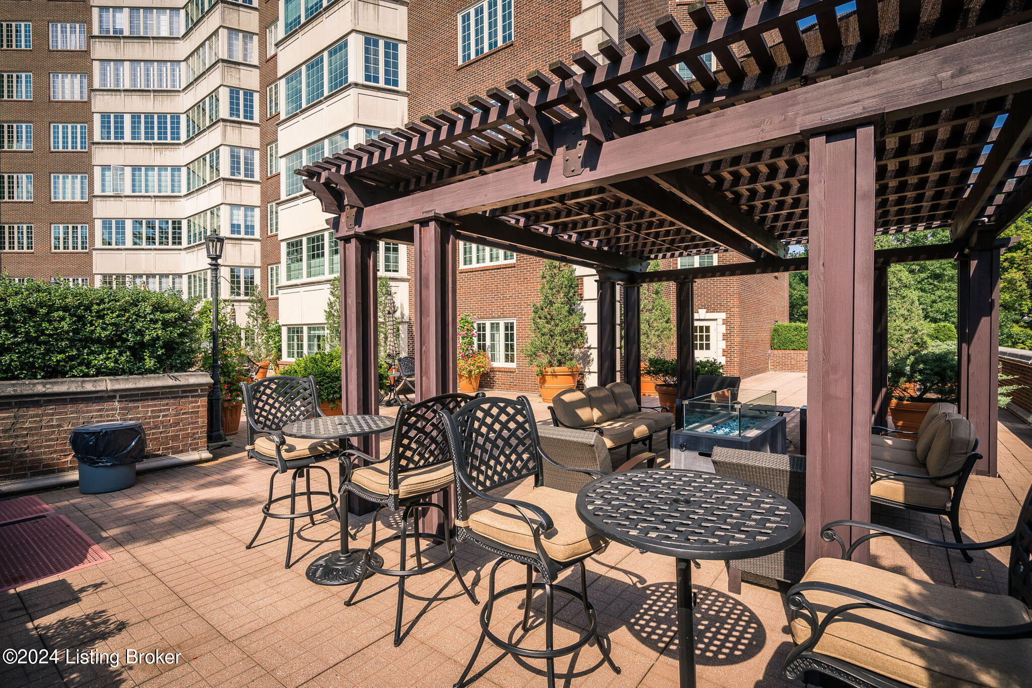 1400 Willow Ave, 807