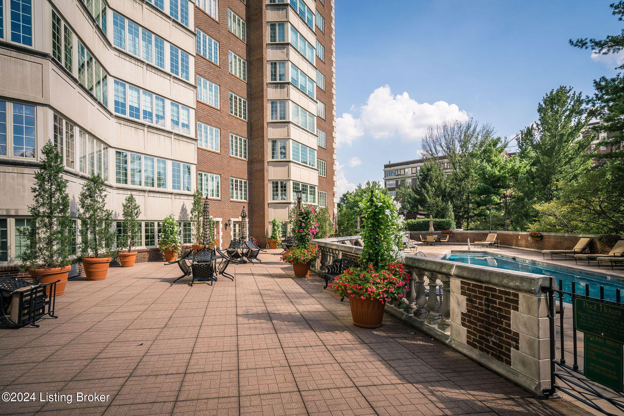 1400 Willow Ave, 807