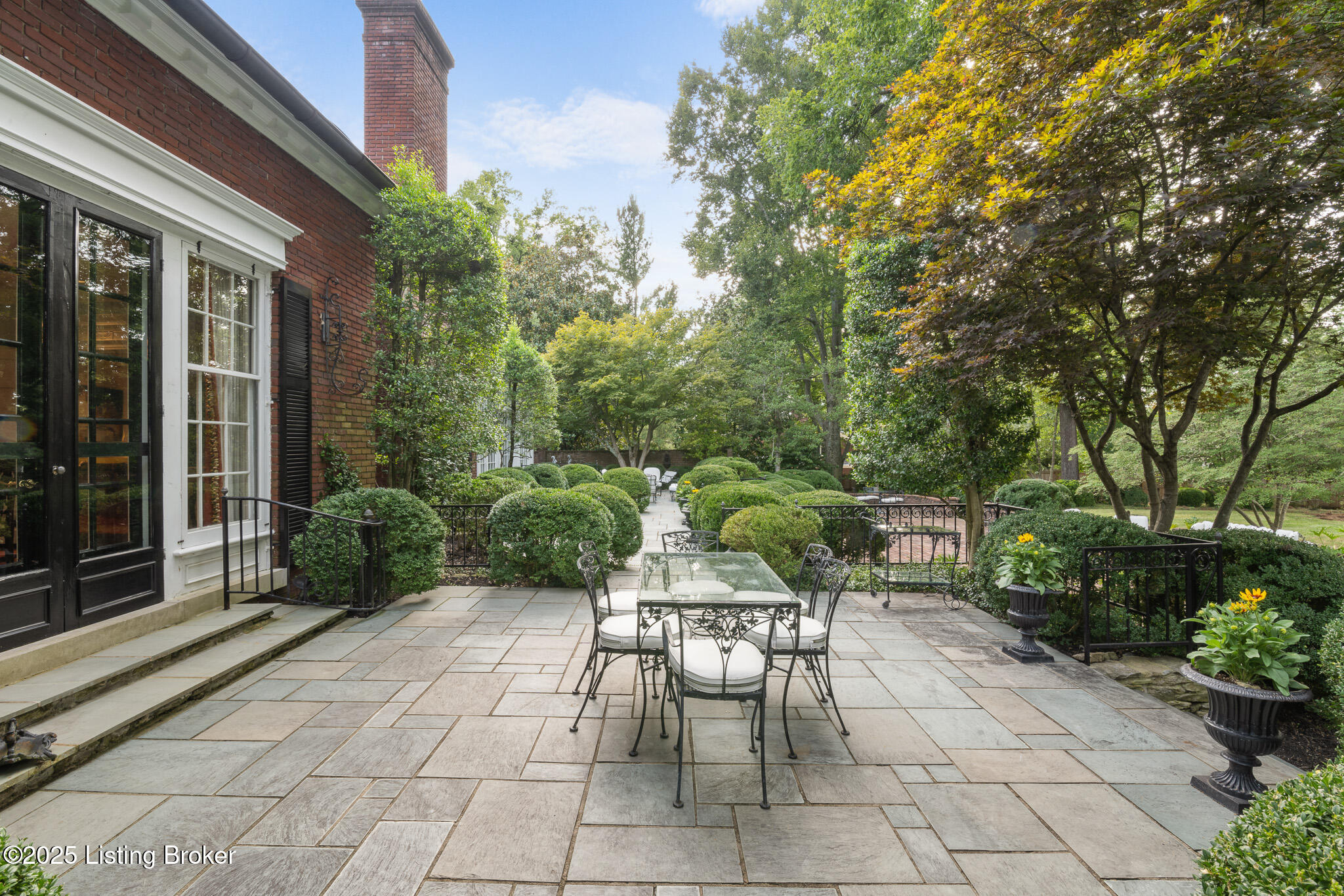 5 Woodhill Rd