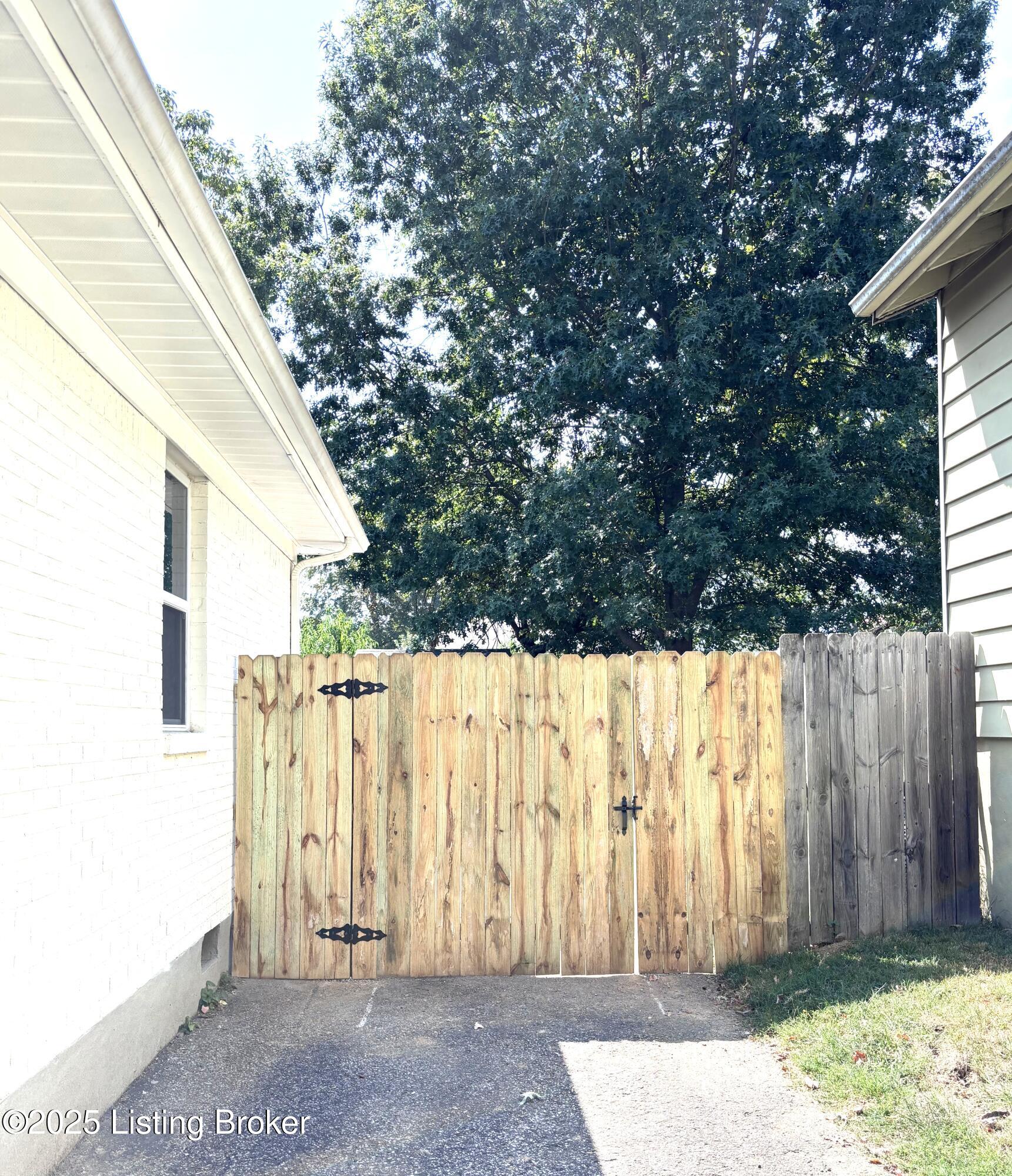 312 Clover Ln