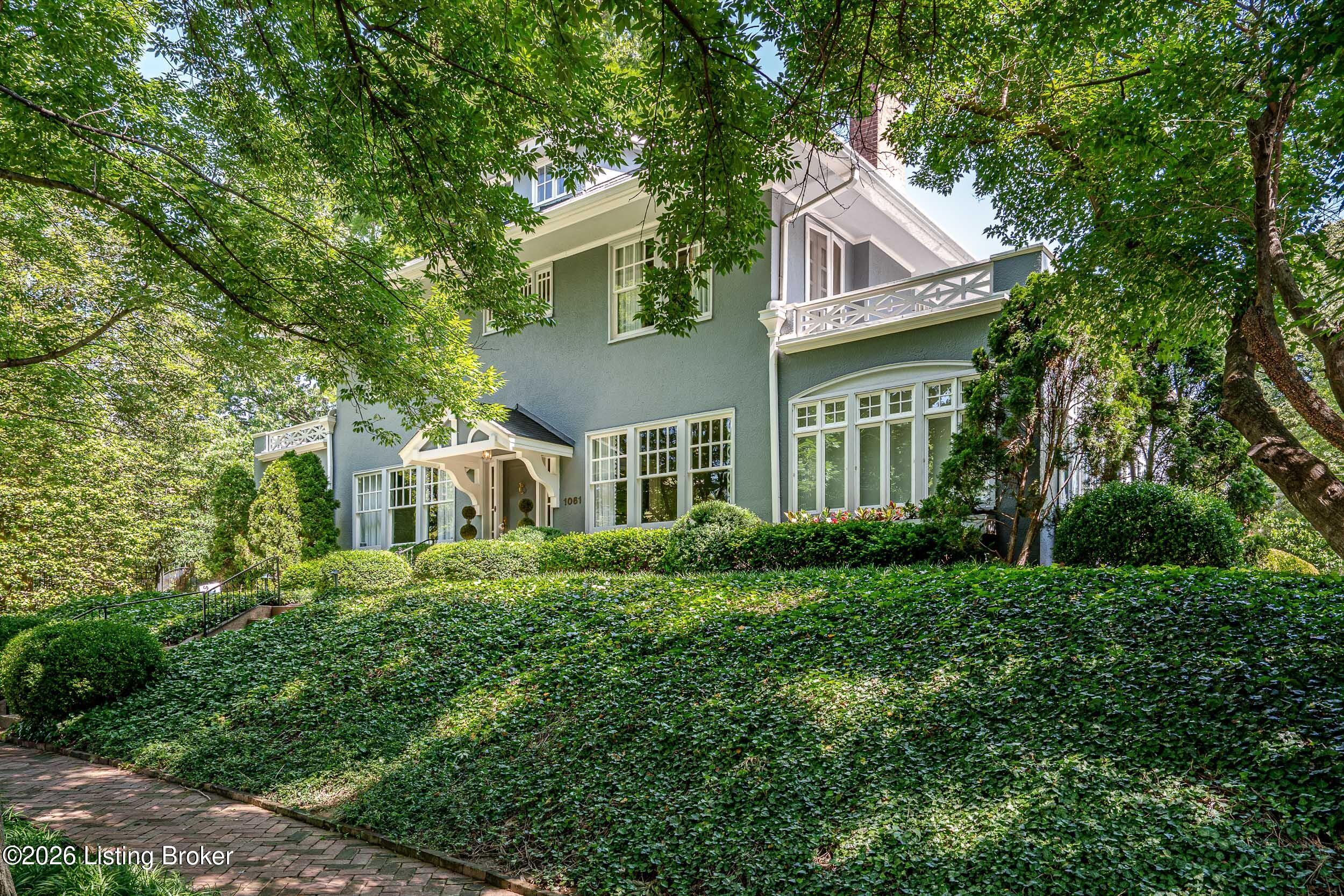 1061 Everett Ave