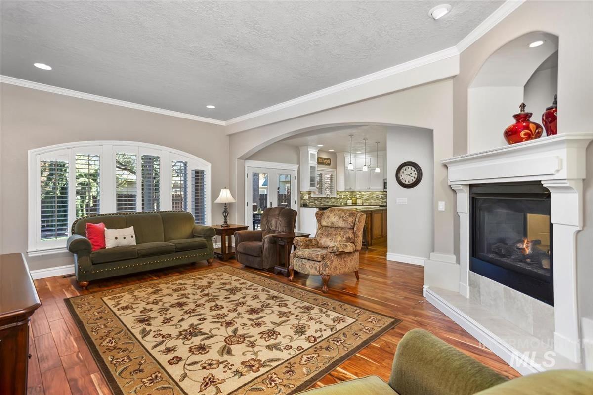 1406 N Lopez