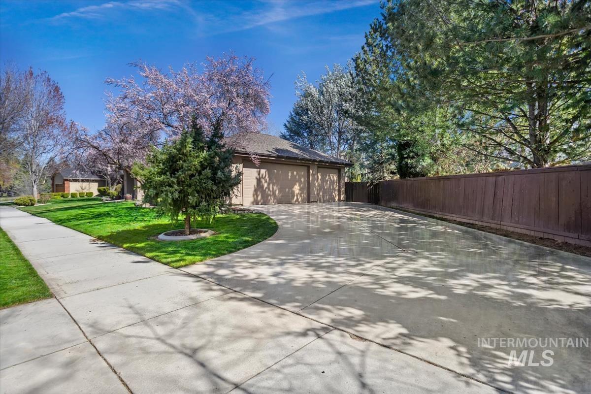 1406 N Lopez