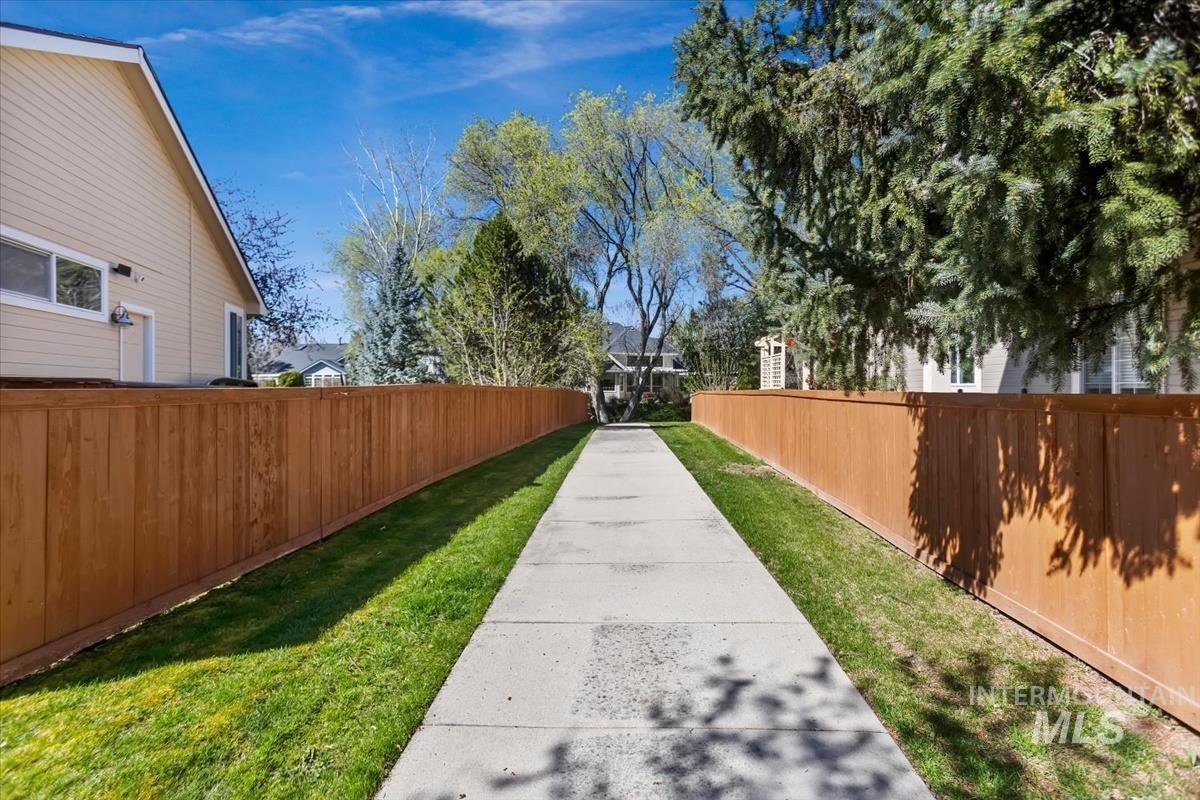 1406 N Lopez