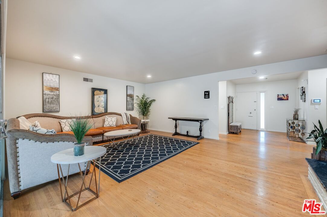 4715 Presidio Dr