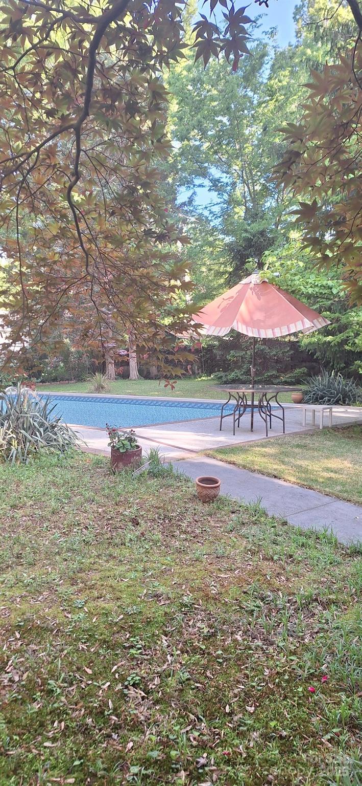 425 Roselawn Place