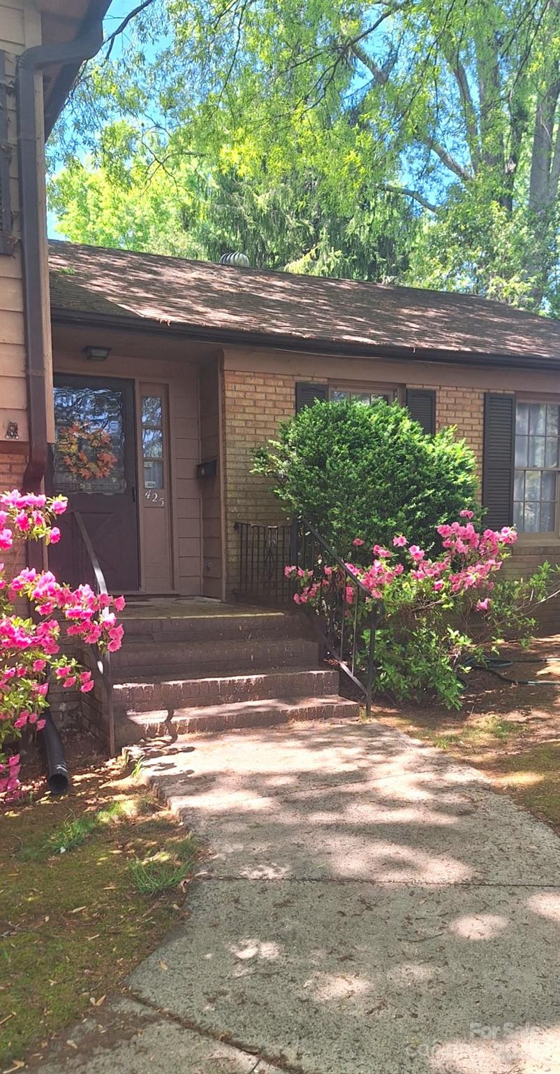 425 Roselawn Place