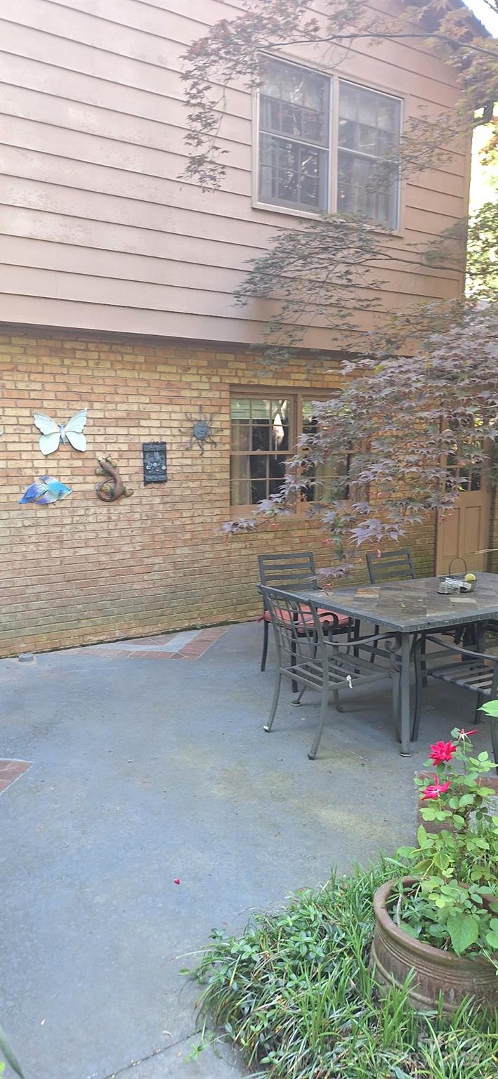 425 Roselawn Place