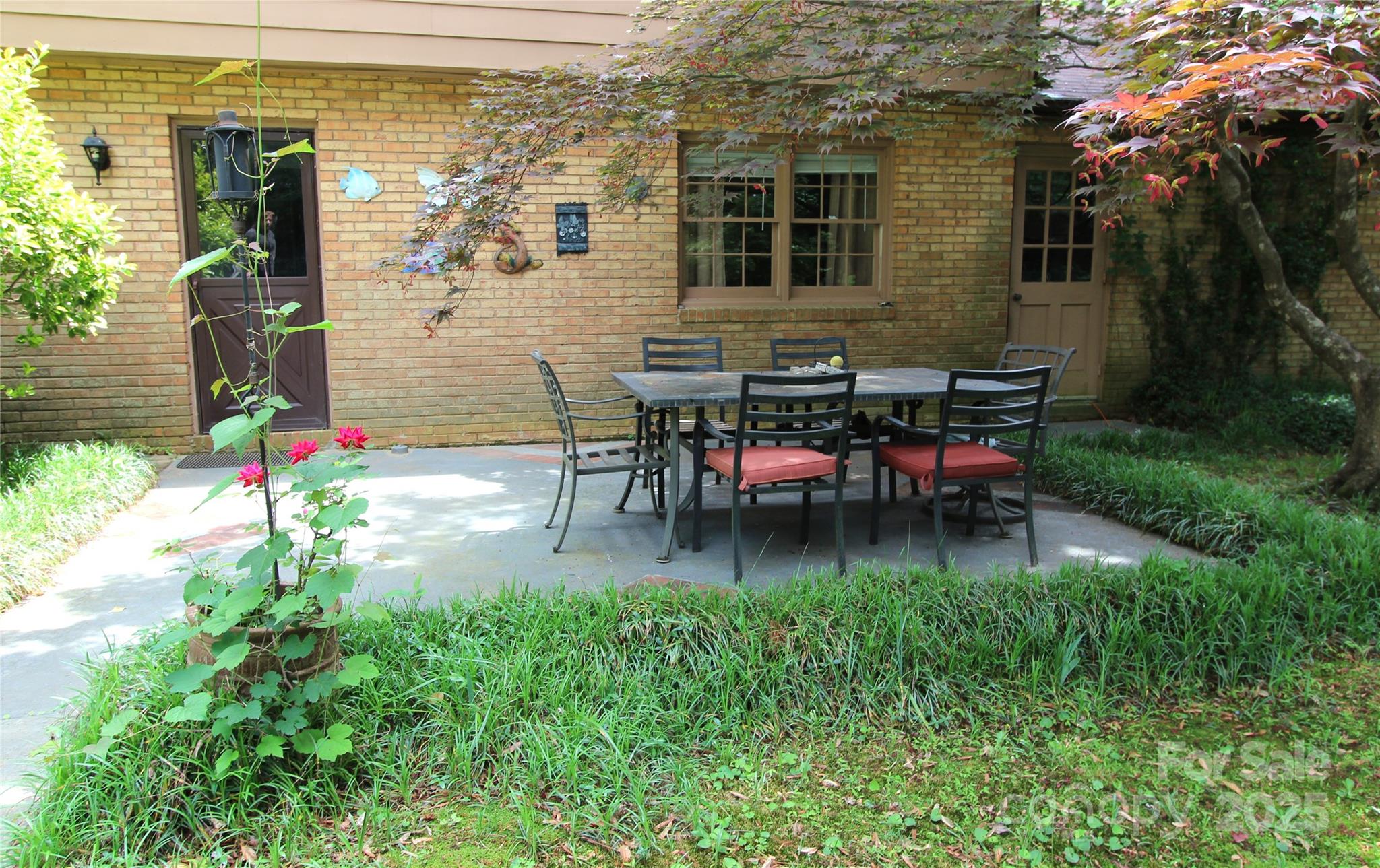425 Roselawn Place