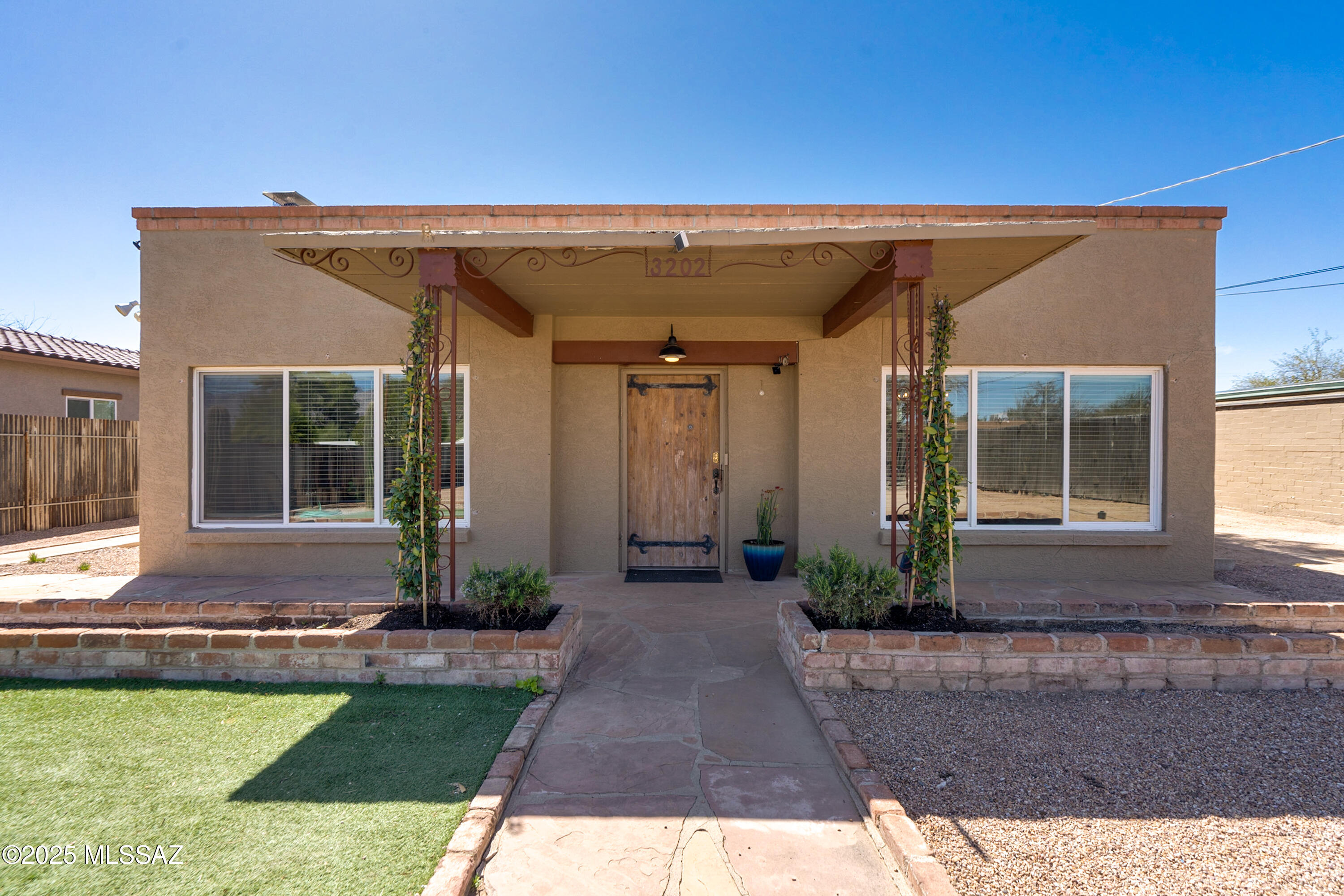 3202 E Almartin Street