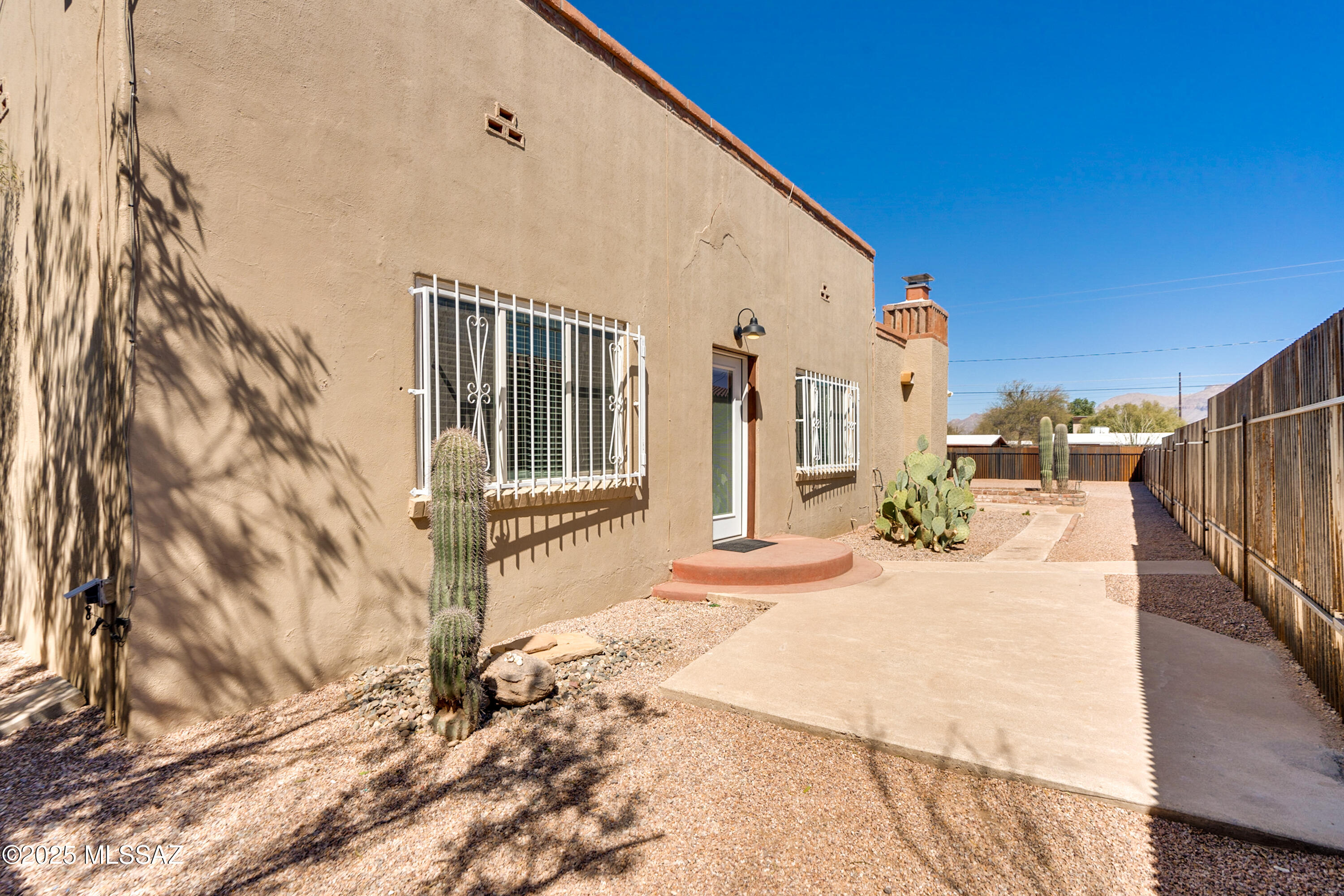 3202 E Almartin Street