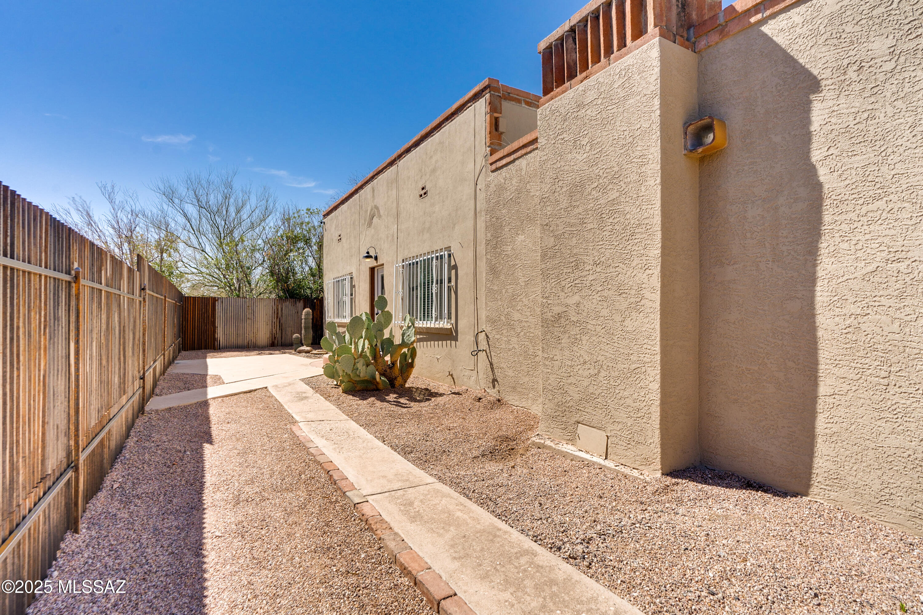3202 E Almartin Street